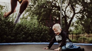web-dziecko-trampolina-radosc