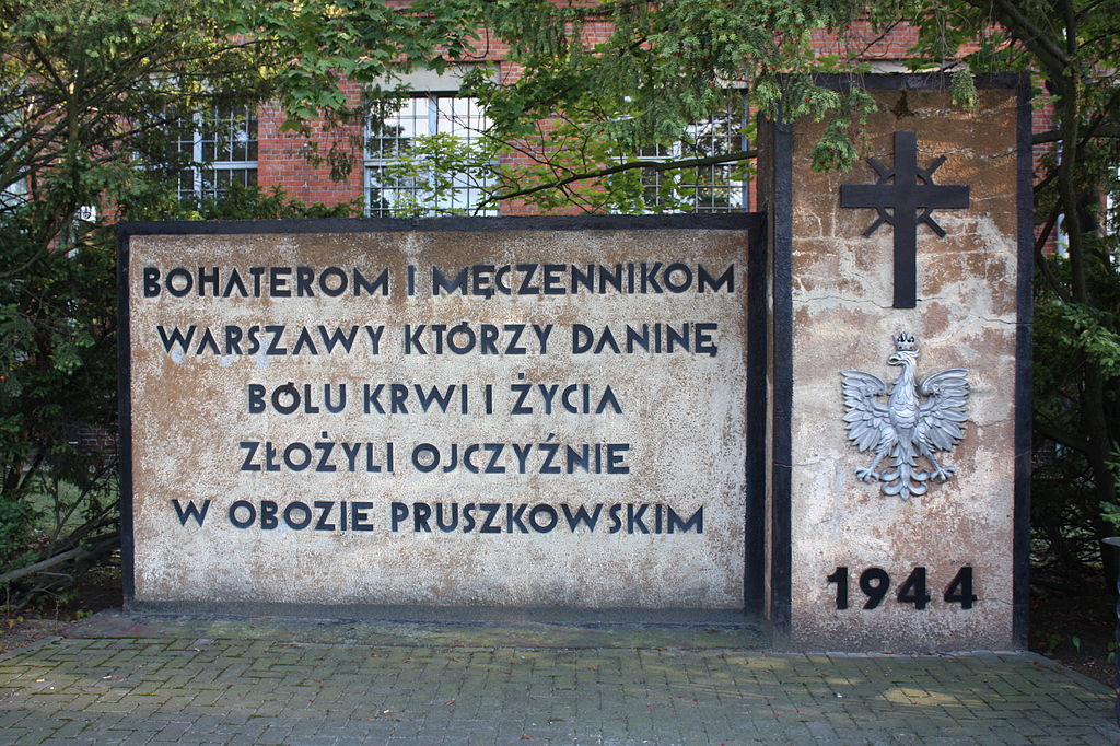 Pomnik w Zakładach Naprawczych Taboru Kolejowego w Pruszkowie; Grzegorz Gołębiowski - Praca własna; CC BY-SA 3.0 pl