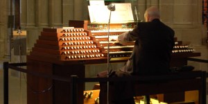 Organista &#8211; wirtuoz gra Bacha. Zobaczcie, jak trudna i wyczerpująca jest to sztuka