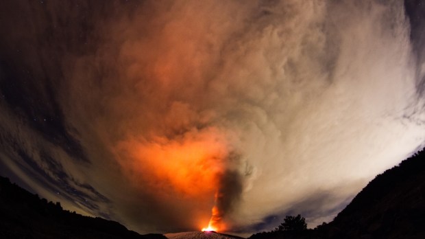WEB-Volcano eruption. Mount Etna erupting from the crater Voragine – shutterstock_354902900