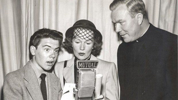 Ks. Patrick Peyton, Bobby Driscoll i Rita Johnson w studiu radiowym