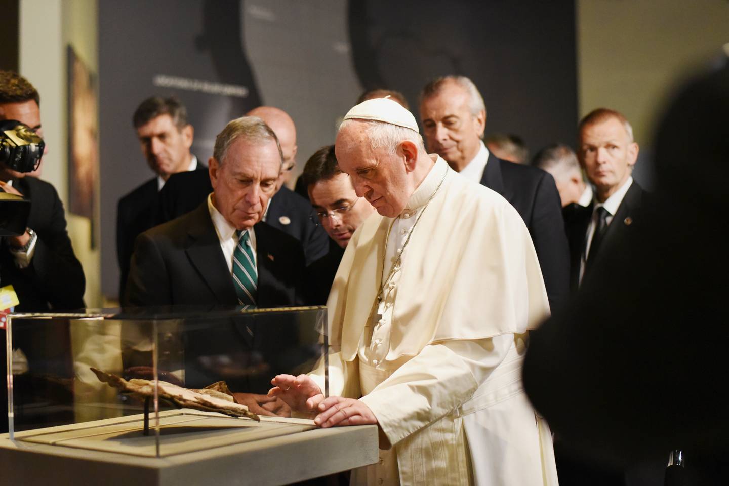 Papież Franciszek przygląda się odnalezionej w gruzach Biblii wtopionej w stalową bryłę podczas ataku terrorystycznego na World Trade Center – Narodowe Muzeum Pamięci 11 września, Nowy Jork 