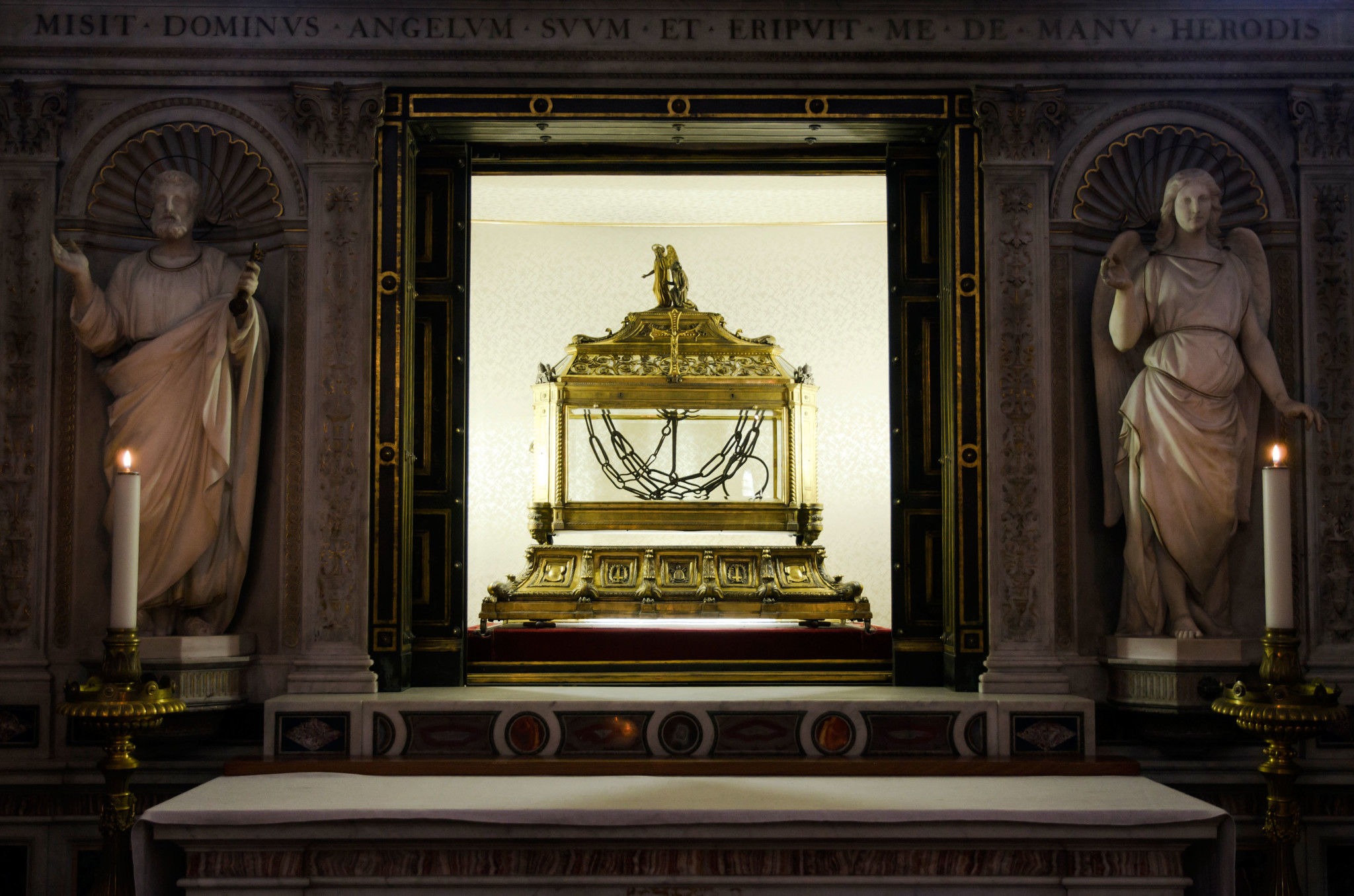 Relikwiarz zawierający łańcuchy, w które miał być zakuty święty Piotr w bazylice Świętego Piotra w Okowach w Rzymie.