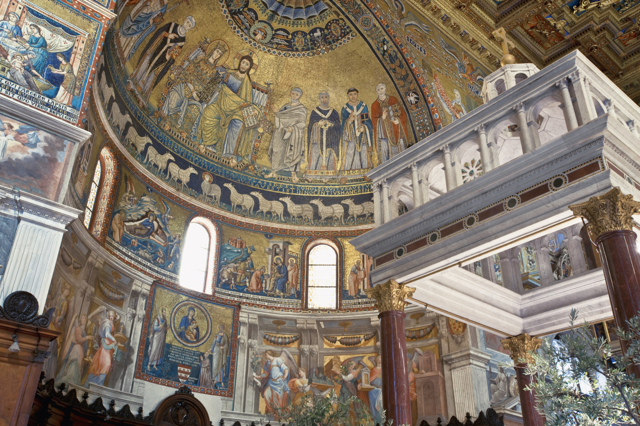 Wnętrze bazyliki Santa Maria in Trastevere.