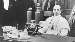 Papież Pius XII przy mikrofonie radiowym
