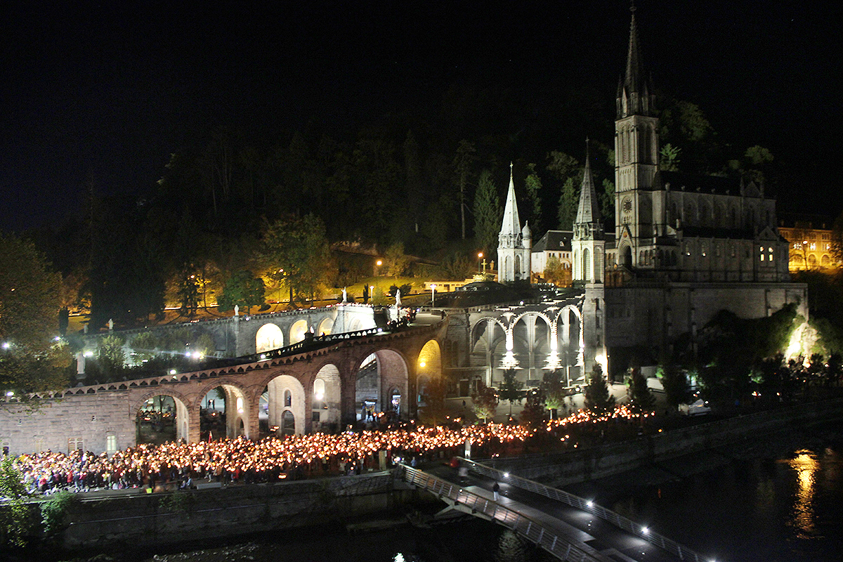 Procesja światła w Lourdes