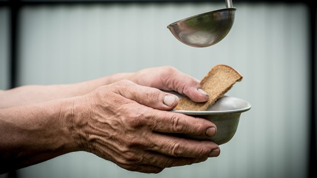 BEZDOMNY MĘŻCZYZNA PROSI O JEDZENIE