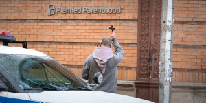 Modlitwa pod kliniką aborcyjną w Nowym Jorku. Wobec &#8222;ciemności, która nie jest ludzka&#8221;
