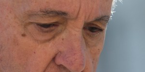 “Papież chce ucałować stopy cierpiących braci”. Kolejna karetka od Franciszka trafi dziś na Ukrainę