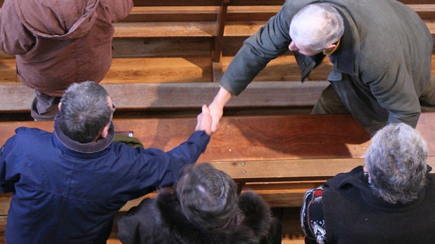 web3-peace-shake-hands-mass-church-godong-fr322064a.jpg