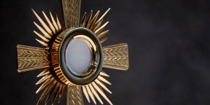 Adoracja i światło Chrystusa: 10 małych kroków ku głębokiemu zjednoczeniu z Jezusem eucharystycznym