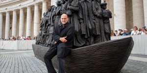 Papież Franciszek odsłonił rzeźbę poświęconą uchodźcom [zdjęcia]