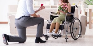 Ona jeździ na wózku, on cierpiał z samotności&#8230; Poznali się w internecie i zakochali po uszy!