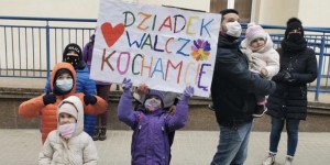 Stali pod oknem szpitala: „Dziadek, walcz, kocham cię!”