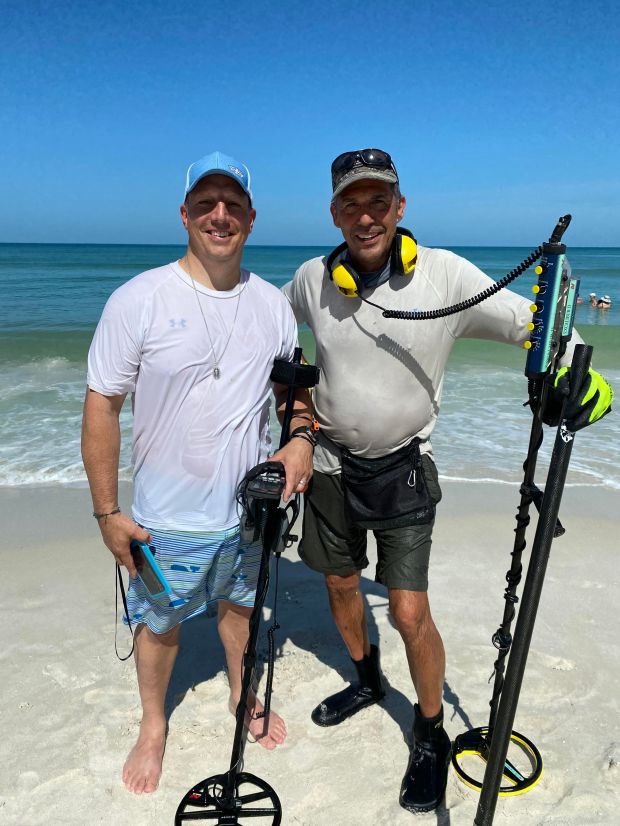 MEN METAL DETECTING
