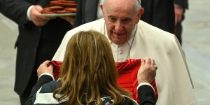 Mama Cristiano Ronaldo spotkała się z papieżem Franciszkiem. Przygotowała dla niego pewien podarunek&#8230;