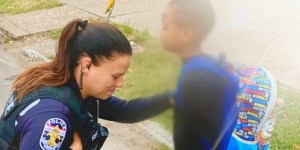 Uczeń zatrzymuje policjantkę: „Pomodli się pani ze mną?”