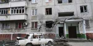 Rosjanie ostrzelali dom starców i szkołę, nie żyje 56 osób. Los 400 pozostaje nieznany