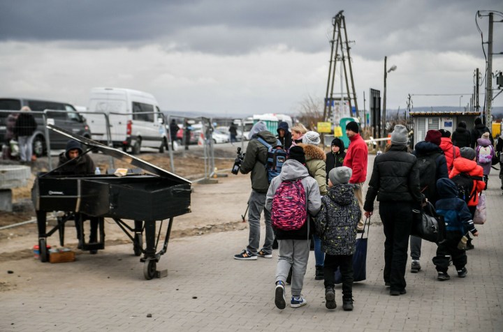 [GALERIA] „Chcę przywitać uchodźców”. Jedzie kilkanaście godzin, by grać na przejściach granicznych. Ukraińcy płaczą…