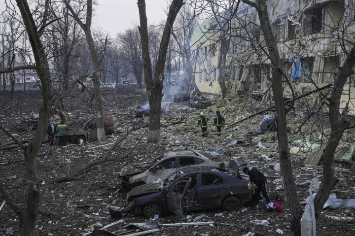 [GALERIA] Rosjanie zbombardowali szpital dziecięcy w Mariupolu. “Wyjście na ulicę równa się samobójstwu”