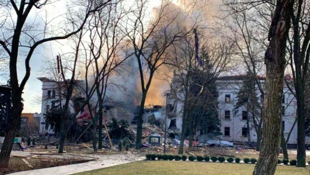 Zbombardowany teatr w Mariupolu