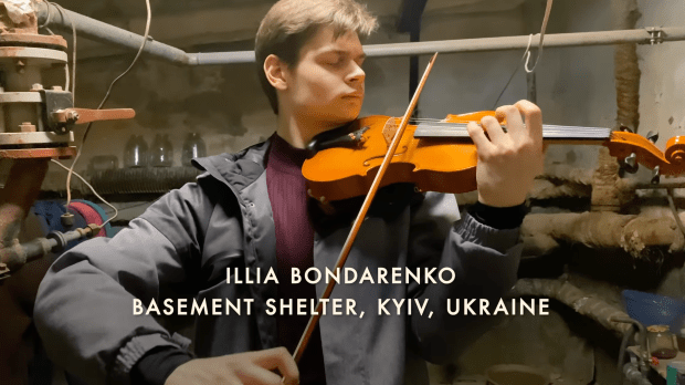 Illia Bondarenko zagrał na skrzypcach w schronie