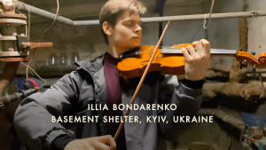 Illia Bondarenko zagrał na skrzypcach w schronie