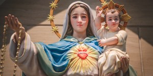 Tekst aktu poświęcenia Rosji i Ukrainy Niepokalanemu Sercu Maryi. Papież Franciszek zaprasza wszystkich wiernych do włączenia się