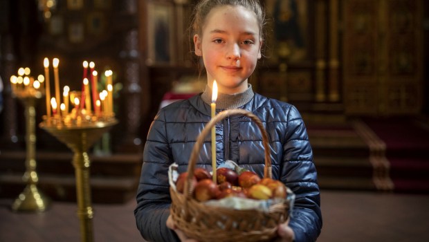 Dziewczynka z wielkanocnym koszykiem