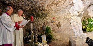 Piękna modlitwa papieża w Grocie św. Pawła: &#8222;By nasze współczucie nie wyczerpywało się w pustych słowach&#8221;