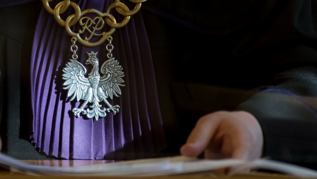 łańcuch sędziowski na todze sędziego