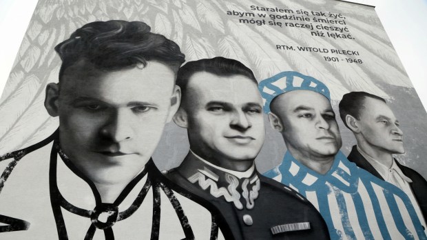 Mural z Witoldem Pileckim na ścianie bloku na Ursynowie w Warszawie