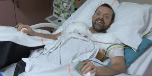 Pierwszy w historii człowiek, któremu przeszczepiono obie ręce. Wreszcie może przytulić swoje dzieci…