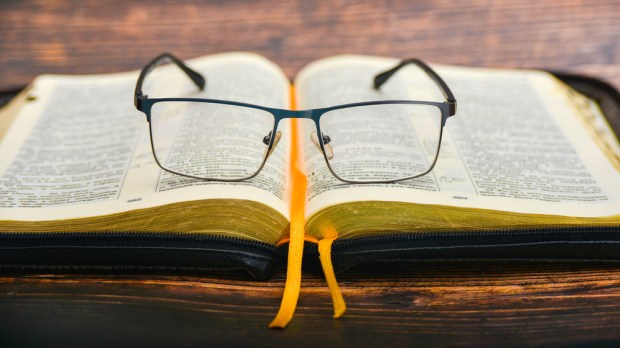 okulary leżące na Piśmie Świętym
