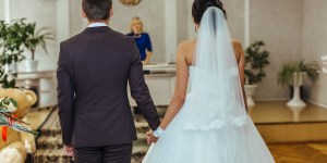 Zakonnik zaproszony na ślub cywilny. Powinien iść? W habicie? Jak się zachować „po katolicku”?