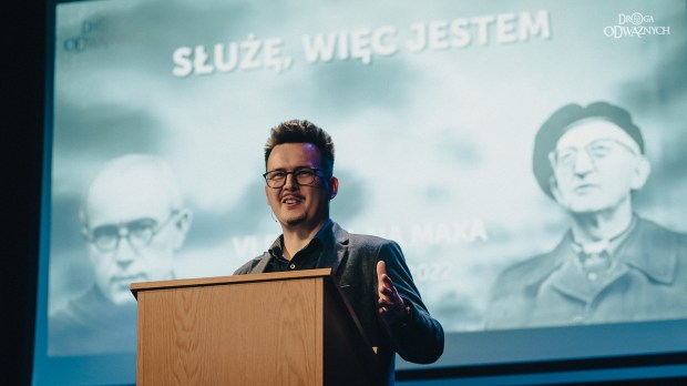 nocna pielgrzymka mężczyzna z Drogi Odważnych - Droga na Maxa 2022