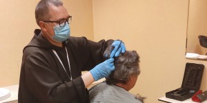 Dyrektor, przełożony i „fryzjer bezdomnych”. Kapucyn, który chce być bratem, a nie urzędnikiem