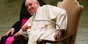 Franciszek: Jeśli nie zaczniesz dnia od modlitwy, to od samego rana wpadasz w maszynkę do mięsa