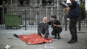 ojciec opłakuje syna, którego stracił w wyniku rosyjskiego ataku rakietowego na Charków