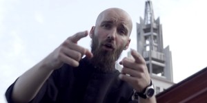Do seminarium poszedł w glanach. Ale zanim został księdzem, Bóg wyrwał go z ogromnej niewoli