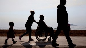 rodzina z niepełnosprawnym członkiem na promenadzie
