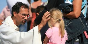 Ksiądz na mszy powiedział do mojej pięciolatki: „Jesteś bardzo piękna! Wiesz o tym?”. Zdębiałem