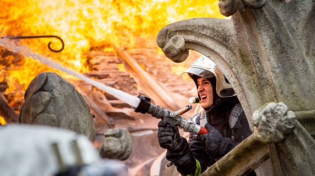 scena z planu filmu "Notre-Dame płonie"