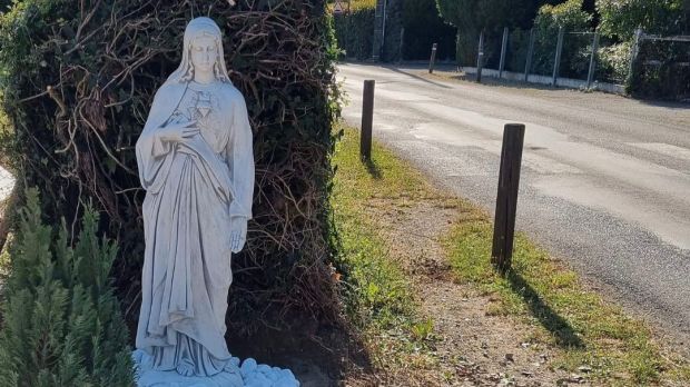 statua Maryi przy drodze