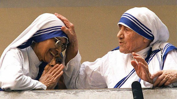 Matka Teresa błogosławi jedną z sióstr w Kalkucie, 14 marca 1997 r.