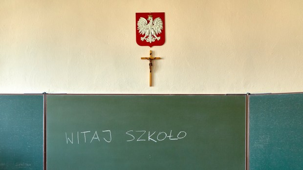 tablica w szkole z napisem "Witaj szkoło"