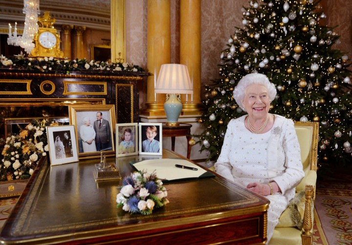 królowa Elżbieta II ze zdjęciami członków rodziny