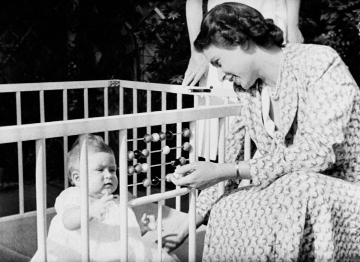 [GALERIA] Narodziny, zaręczyny, koronacja. Zobacz zdjęcia z przełomowych momentów życia Elżbiety II