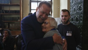 Arnold Schwarzenegger z Lidią Maksymowicz w Auschwitz