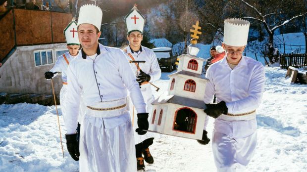 Ukraińscy mężczyźni niosą szopkę bożonarodzeniową